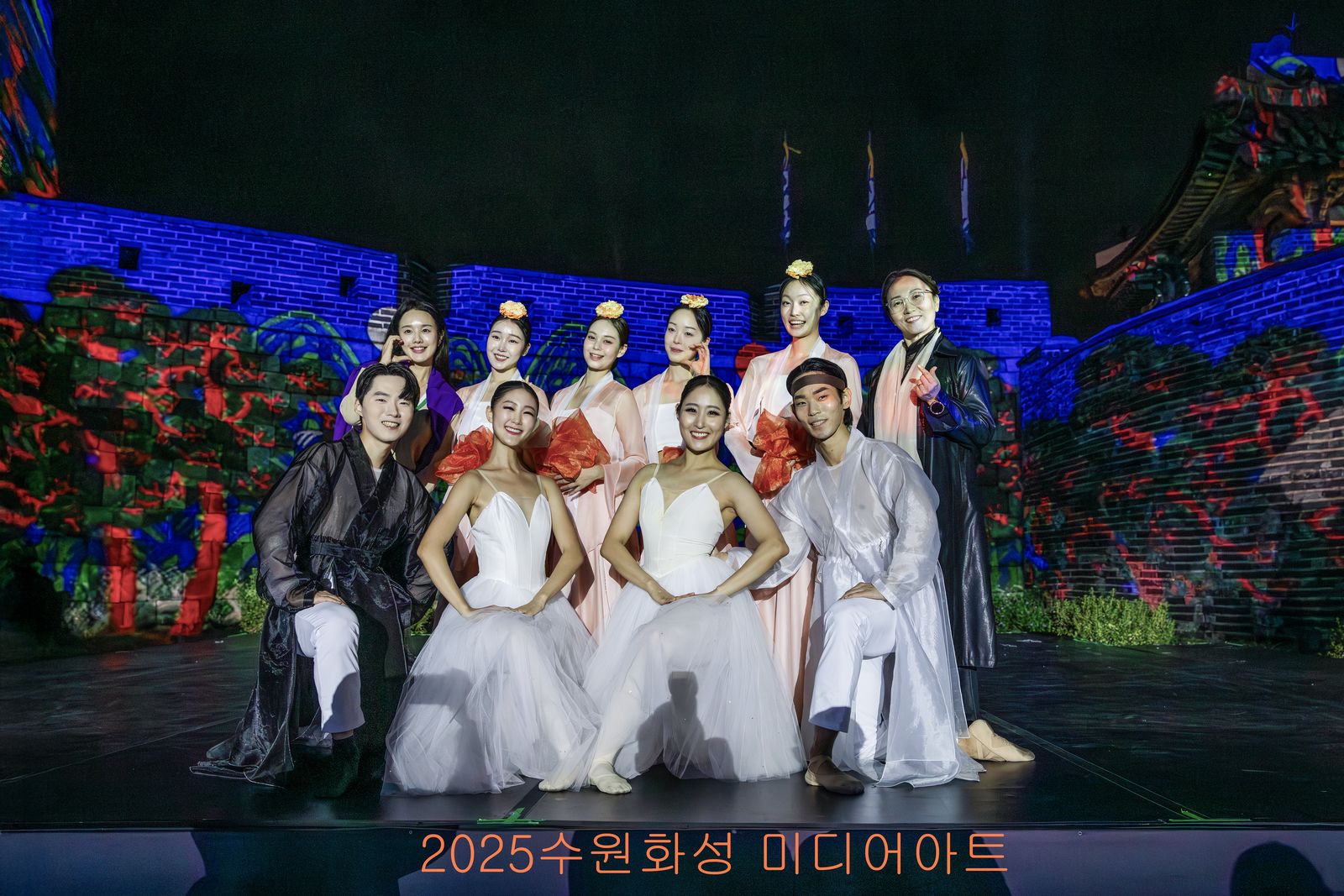 수원화성 미디어아트 융복합 무대에 오른 수원시티발레단 무용수